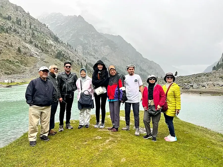A traveller group at a mountain lake