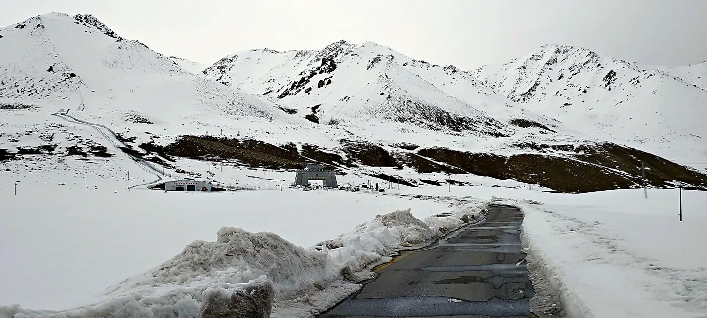 Snow walls on the Babusar road