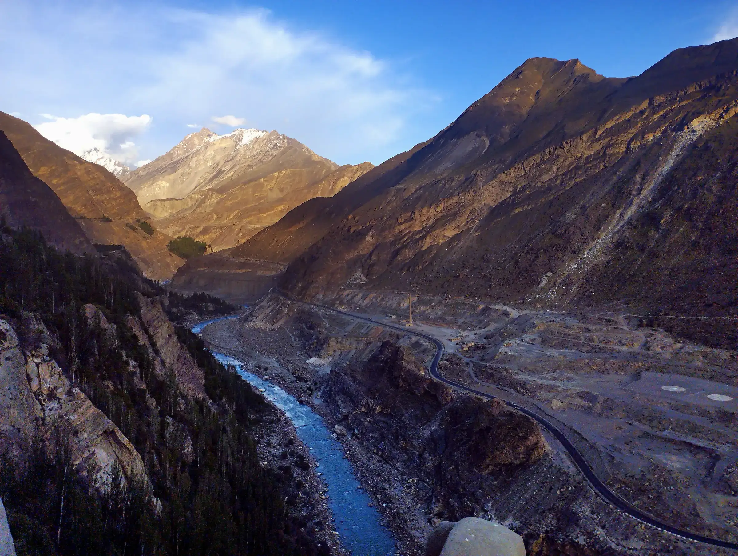 The Hunza gorge and its river road